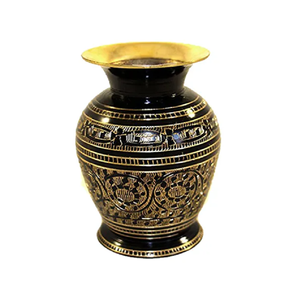 Elegante jarrón de metal dorado calado con un arreglo floral. Decoración del hogar elegante disponible a precios de mayoreo. - Product Image 5