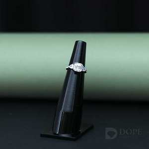 Anillo de diamantes esmeralda de moda con diseño adorable en oro de Plata de Ley 925 para regalo de cumpleaños - Product Image 1