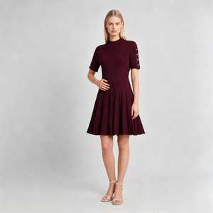 Abito da donna personalizzato <span class=keywords><strong>bordeaux</strong></span> <span class=keywords><strong>in</strong></span> <span class=keywords><strong>maglia</strong></span> a costine con collo alto, maniche corte, lunghezza al ginocchio, linea ad A, con borchie metalliche, per ufficio - Product Image 1