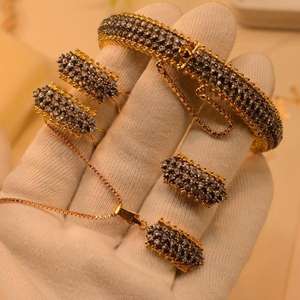 Ensemble de bijoux en or avec motif floral violet exquis, comprenant un bracelet en filigrane, une bague statement et un collier avec pendentif - Product Image 6