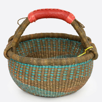 Panier en herbe naturelle Ghana Bolga fait à la main avec poignée en cuir pour le stockage décoratif à la maison et les achats quotidiens