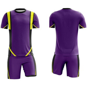Uniforme de football personnalisé avec logo imprimé, disponible en plusieurs tailles et couleurs, idéal pour les écoles, les clubs et les uniformes de football professionnels. - Product Image 1
