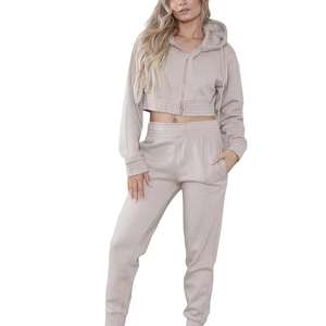 Vente en gros Haut court en coton avec fermeture éclair pour femmes, sweats à capuche, pantalons de survêtement, ensembles de salon 3 pièces, survêtement pour femmes - Product Image 3