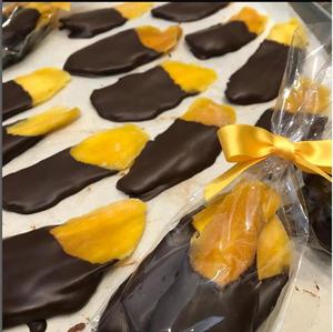 Mangues séchées moelleuses enrobées de chocolat noir, mangues tropicales sucrées et moelleuses, qualité sans fibres, fabrication OEM Vietnam - Product Image 5