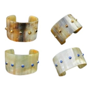 Bracelet en corne de style luxueux, bracelet sculpté à la main, style artisanal, véritable toucher d'amour, taille personnalisée pour la mode et les cadeaux - Product Image 1