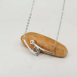 สร้อยคอเงินแท้ 925 รูปตะเกียบ ประดับเพชรโมอิสซาไนต์ทรงบริลเลียนต์ 1 กะรัต 2 เม็ด จี้เก๋ไก๋ ของขวัญวันวาเลนไทน์สุดฮิตจากโรงงาน - Product Image 2