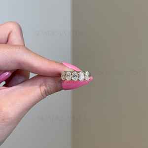 Anillo de Compromiso de Moissanita Ovalado de Moda para Mujer, Joyería Fina de Oro de Alta Calidad de 10K/14K/18K, Venta al por Mayor Personalizada, Tres Piedras - Product Image 4