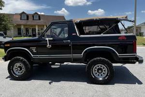 FORD Bronco XLT Lariat 1982 d'occasion, conduite à gauche/droite - Product Image 4