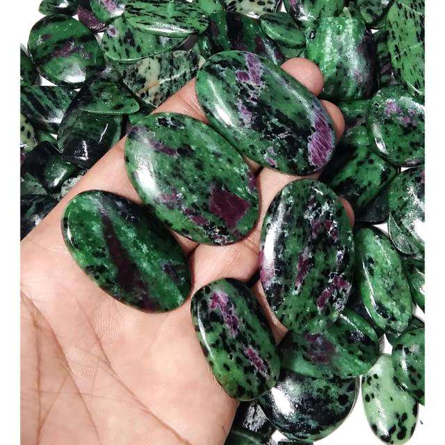 โซไซต์สีเขียว ประดับด้วยทับทิมสีแดงและแร่สีดำ