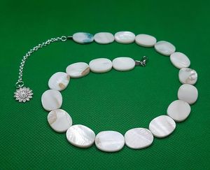 Collier de nacre moderne éco-conscient avec chaîne en argent Pendentifs classiques de mode durable Charms pour les amoureux chrétiens - Product Image 4