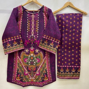 Venta al por mayor de cortrai Kurtis bordados con estilo para mujeres \ Kurtis para mujeres en la India - Product Image 3