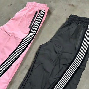 กางเกงออกกำลังกายผ้าไนลอนสำหรับผู้ชายกางเกงวอร์มทรงขากว้างมีแถบลายสตรีทแวร์ผ้าแคนวาสกันลม - Product Image 1