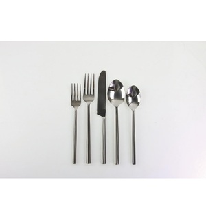 ชุดช้อนส้อมสแตนเลสสีเงินสำเร็จรูปประกายกลางโต๊ะใดๆที่สง่างามแต่ทนทาน - Product Image 1