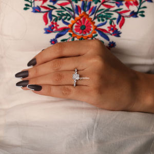 Anillo de compromiso lujoso de oro sólido de 10K para mujer, anillo de compromiso con ajuste de racimo de diamante cultivado en laboratorio de corte radiante de 1,5 quilates - Product Image 5