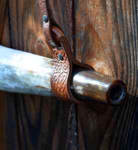 Corne de soufflage de boeuf médiévale en gros meilleure qualité 100% corne de soufflage gravée naturelle avec bracelet en cuir - Product Image 2