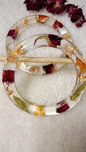 Brazaletes Apilables de Resina con Copos de Oro Cuadrados Transparentes Color Fucsia, Hechos a Mano en India con Patrón de Modelo - Product Image 2