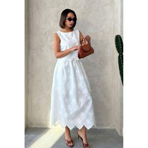 Blusa Casual sin Mangas con Detalle Bordado - Product Image 4