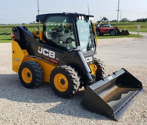 Chargeuse sur pneus JCB 270, capacité 2 tonnes, cabine jaune et noire avec godet - Product Image 2