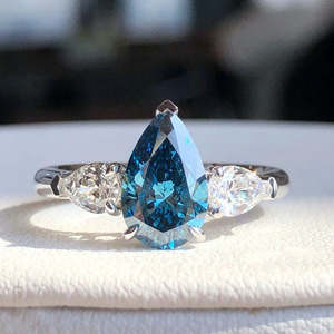 Anillo de Diamante de Laboratorio Azul Pera de 1.50ct con Piedras Laterales Blancas en Forma de Pera de 0.50ct, Certificado IGI, Diseño de 3 Piedras - Product Image 1