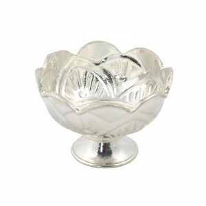 Cuenco de Pedestal de Acero Grabado de Lujo, Centro de Mesa Decorativo de Plata Antigua, Decoración de Mesa para el Hogar y Hoteles, Artículo de Regalo, Decoración del Hogar - Product Image 1