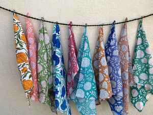 ผ้าพันคอผ้าฝ้ายลายดอกไม้สีน้ำตาล ทำด้วยมือ ใช้ได้ทั้งชายและหญิง ผ้าคลุมศีรษะ ผ้าพันคอ  ของใช้ที่ยั่งยืน - Product Image 2