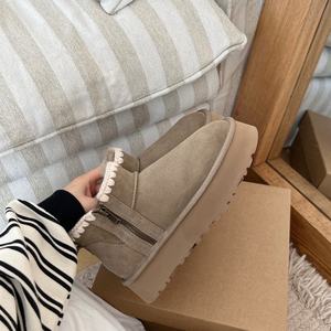 Bottes courtes épaisses de style designer, en laine épaisse avec doublure en coton doux, semelle extérieure en caoutchouc EVA antidérapante, chaussures respirantes pour l'hiver - Product Image 2