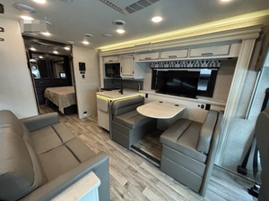 Autocaravana E-N-T-E-G-R-A VISION 27A USADA EN BUEN ESTADO, MODELO 2022, ALTO RENDIMIENTO, 36 pies de largo, 2000 kg de carga útil, color oscuro, en venta - Product Image 4