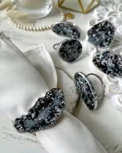 Anneaux de serviette en résine classiques pour table de mariage avec des motifs élégants et des accents faits à la main pour des réceptions élégantes - Product Image 4