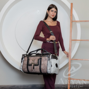 Concho de cuero con pelo y herramientas a mano, bolsa de viaje de lujo de cuero genuino occidental para Unisex - Product Image 1