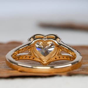 Bague de fiançailles vintage en or jaune 18 carats avec diamant CVD de laboratoire taille brillant en forme de cœur certifié IGI et alliance à deux branches pour fête - Product Image 4