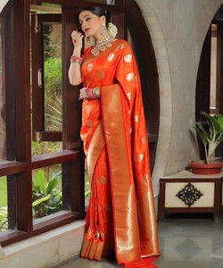 Sari en soie Litchi fantaisie avec broderie Banarasi et blouse non cousue, vêtement ethnique festif et intemporel, couleur orange - Product Image 2
