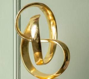 Sculpture de noeud en or également décrite comme une sculpture de noeud décorative en or sur une base en marbre blanc sculpture moderne polie - Product Image 1