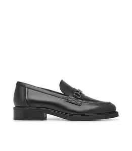 Loafer made in Italy mit hochwertigem schwarzem Leder, verstärkt durch die silberfarbene Metalls chnalle mit Logo für den Großhandel