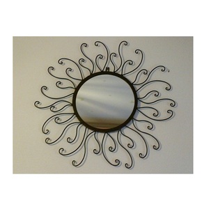 Grand miroir mural en métal rustique moderne fait à la main avec des motifs vintage parfaits pour les intérieurs de boutiques de créateurs - Product Image 2