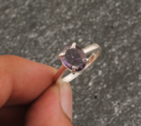 Bague Solitaire Classique Délicate Unisexe en Argent Sterling 925 avec Améthyste Naturelle Taille Brillant Sertie Clos, Faite à la Main, pour Mariage