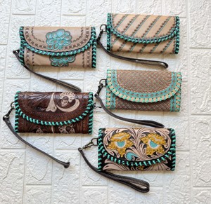 Étui de téléphone d'embrayage de portefeuille de sculpture usiné à la main de couleur turquoise avec un design unique portefeuille en cuir de bracelet multi-usages élégant - Product Image 5