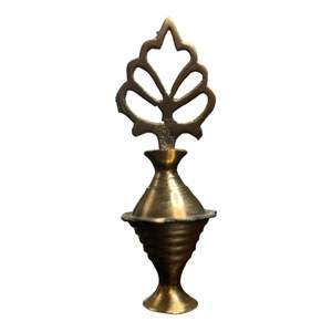 Surmedani en laiton vintage, adapté aux espaces de beauté d'inspiration antique, avec des sculptures artistiques et un attrait authentique - Product Image 6