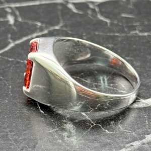 Anillo de Granate Moderno para Hombre, Corte Cuadrado, Zirconia Roja, Plata de Ley, Anillo de Sello, Regalo Elegante para Él - Product Image 4