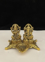 Nouvel arrivage de bougeoirs en aluminium plaqué or Ganesh Laxmi idole Deepak pour la décoration de la maison Diwali