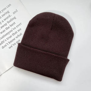 Gorro cálido de invierno a la moda con puños, gorro de punto suave Unisex de Color liso, accesorio de uso diario elegante y acogedor para días fríos - Product Image 3