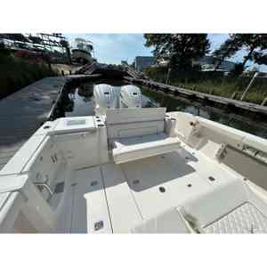 Bote Premium Pursuit S 358 2026 para Entusiastas de Deportes Acuáticos - Product Image 4