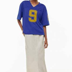 Vente en gros Col en V Maillot de football surdimensionné pour femmes Maillot imprimé respirant Maillot surdimensionné à la mode Confortable et élégant - Product Image 3