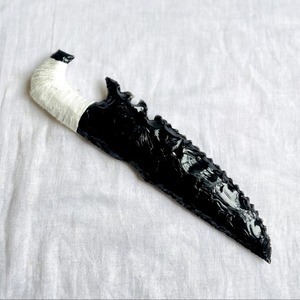 Cuchillo de Fantasía Único de Obsidiana Negra con Incrustaciones de Piedras Preciosas, Calidad Premium, Tallado a Mano, Tacto Real, con Muescas, Regalo Wicca, 5-6 Pulgadas - Product Image 1