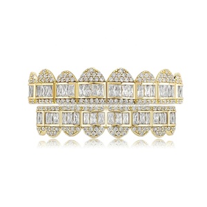 Qualité supérieure Or massif 18 carats Certifié IGI Moissanite Diamant taille émeraude Grillz 14K Entièrement glacé VVS Moissanite Grillz pour homme - Product Image 1