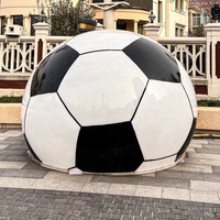 Grand modèle d'équipement de sport Décoration en résine Sculpture en fibre de verre Basket-ball Tennis Badminton Golf Football Statue simulée extérieure