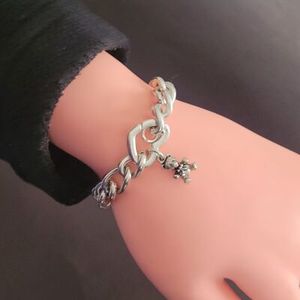 สร้อยข้อมือเงินแท้ 925 ดีไซน์หัวใจแบบล็อค ลายฟิกาโร่ - Product Image 2