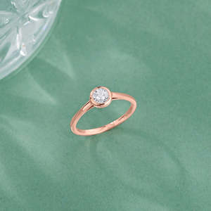 Bague en or rose classique et élégante avec diamant - Product Image 1