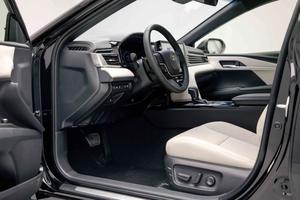 รถมือสองสภาพใหม่ ราคาคุ้มค่า ปี 2026 สีดำ Neutral Black TY - Camry GLE 2.5L FWD Luxury Sedan พร้อมส่ง - Product Image 3