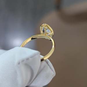 Bague de fiançailles en diamant de laboratoire certifié IGI 2,00 ct, design ovale serti clos, en or éco-responsable DEF VVSVS - Product Image 2
