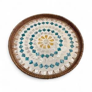 Bandeja Decorativa Flexible Hecha a Mano con Incrustaciones de Concha de Nácar y Ratán Bohemio, Natural y Ecológica para Uso en Mesa, Vietnam - Product Image 1